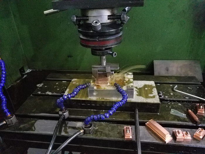 幸联创模具厂,模具制造车间,EDM加工,火花机加工